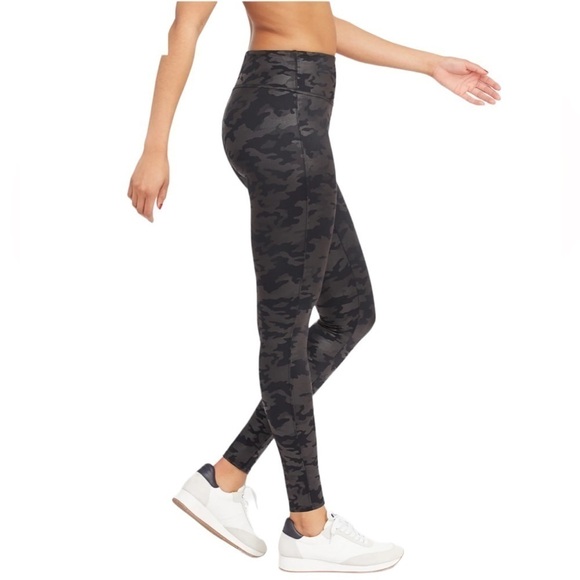 SPANX - Faux Leather Camo Leggings Tights Sz Med - Picture 7 of 8